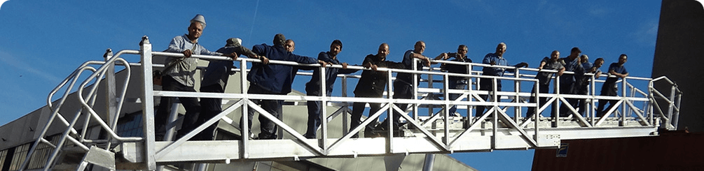 Telescopic aluminum gangway for offshore plants