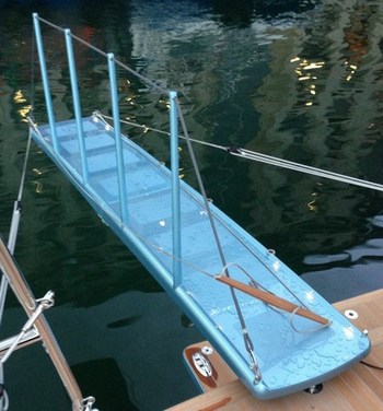 Rough state of a folding passerelle for boats